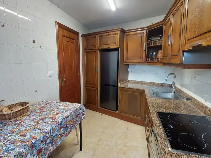 Cocina de Piso de alquiler en A Coruña Capital  con Calefacción, Parquet y Amueblado