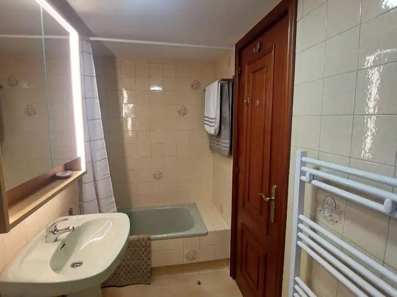 Baño de Piso de alquiler en A Coruña Capital  con Calefacción, Parquet y Amueblado