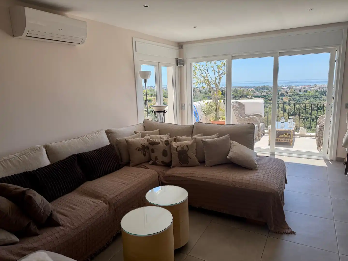 Attic for sale in Calle Benahavis, 29679, Los Arqueros - Puerto del Almendro Living room of Attic for sale in Benahavís with Air Conditioner, Terrace and Swimming Pool