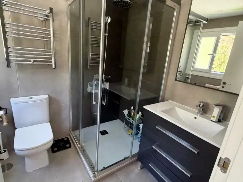 Attic for sale in Calle Benahavis, 29679, Los Arqueros - Puerto del Almendro Bathroom of Attic for sale in Benahavís with Air Conditioner, Terrace and Swimming Pool