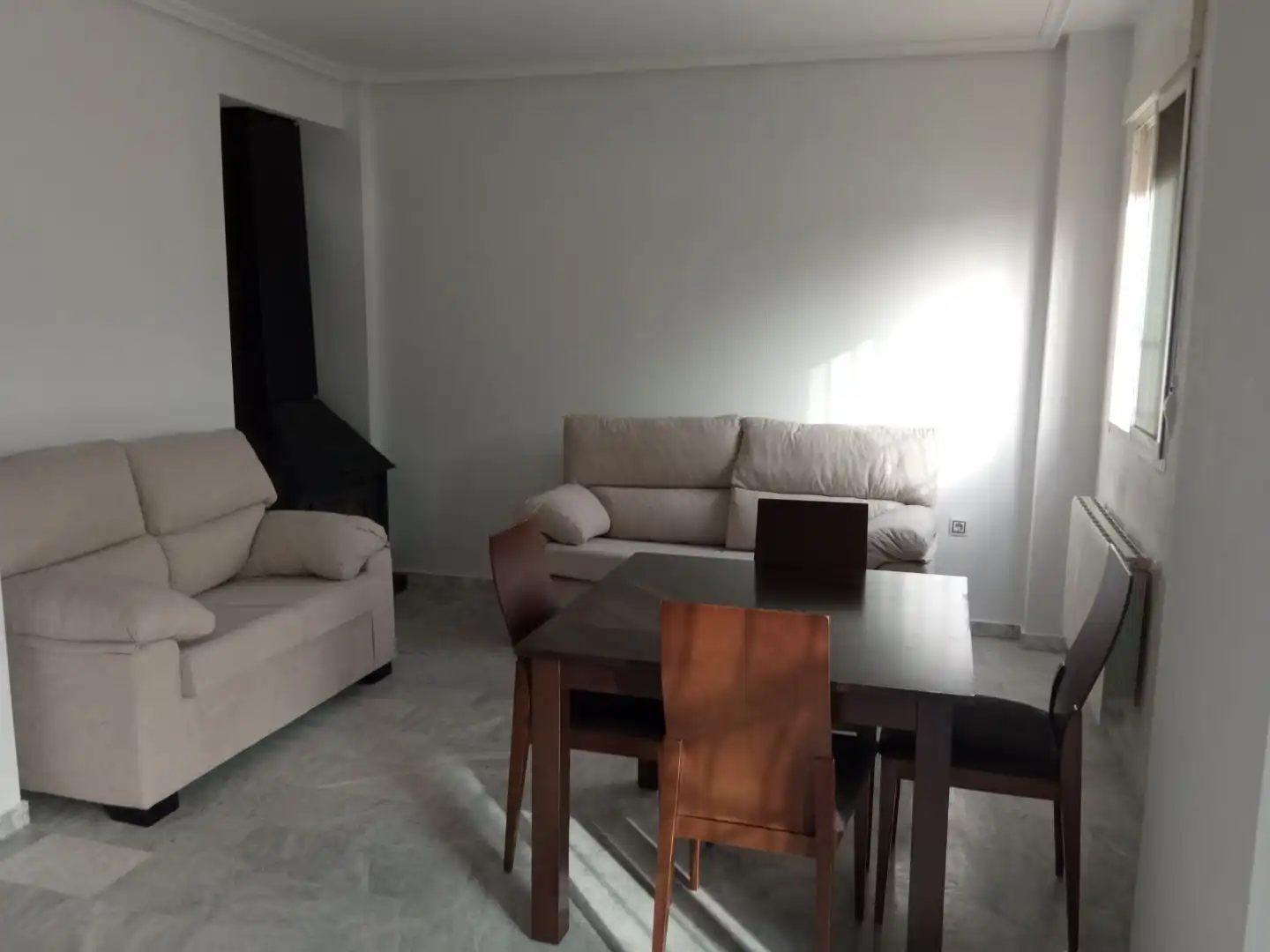 Dúplex de alquiler en Calle Beatriz de Pacheco, 20, Talavera la Real Sala de estar de Dúplex de alquiler en Talavera la Real con Aire acondicionado, Calefacción y Jardín privado