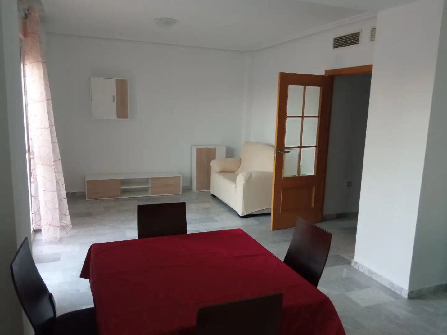 Dúplex de alquiler en Calle Beatriz de Pacheco, 20, Talavera la Real Sala de estar de Dúplex de alquiler en Talavera la Real con Aire acondicionado, Calefacción y Jardín privado