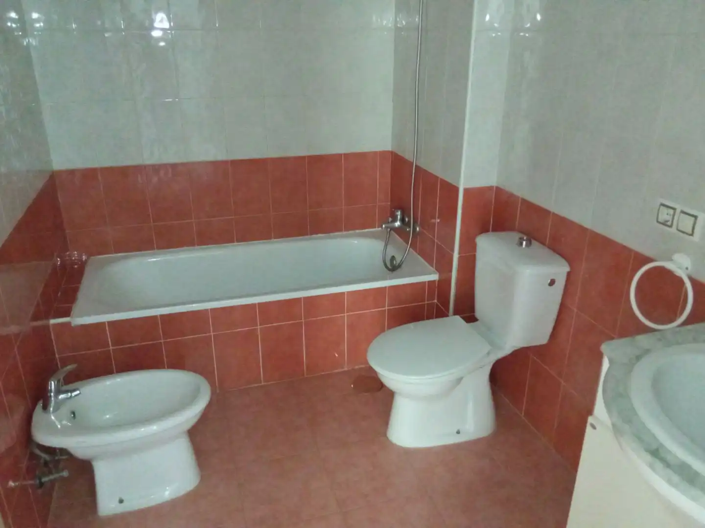 Dúplex de alquiler en Calle Beatriz de Pacheco, 20, Talavera la Real Baño de Dúplex de alquiler en Talavera la Real con Aire acondicionado, Calefacción y Jardín privado