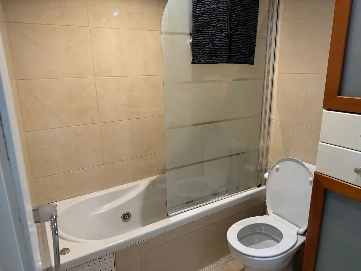 Wohnung zur Miete in Calle Faro, 6, Zona Centro Comercial Torrequebrada Badezimmer von Wohnung zur Miete in Benalmádena mit Klimaanlage, Heizung und Terrasse