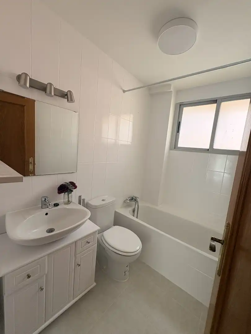 Estudio de alquiler en Calle Cantueso, 13, Valdeacederas Baño de Estudio de alquiler en Madrid con Calefacción y Parquet