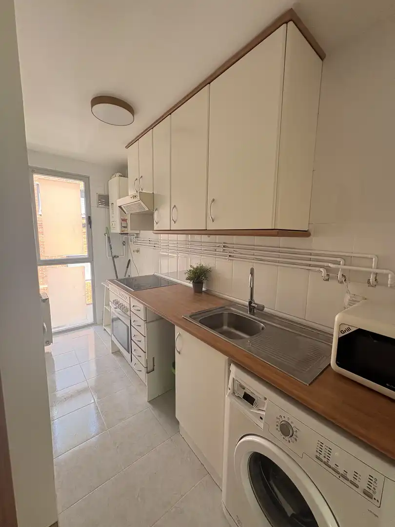 Estudio de alquiler en Calle Cantueso, 13, Valdeacederas Cocina de Estudio de alquiler en Madrid con Calefacción y Parquet