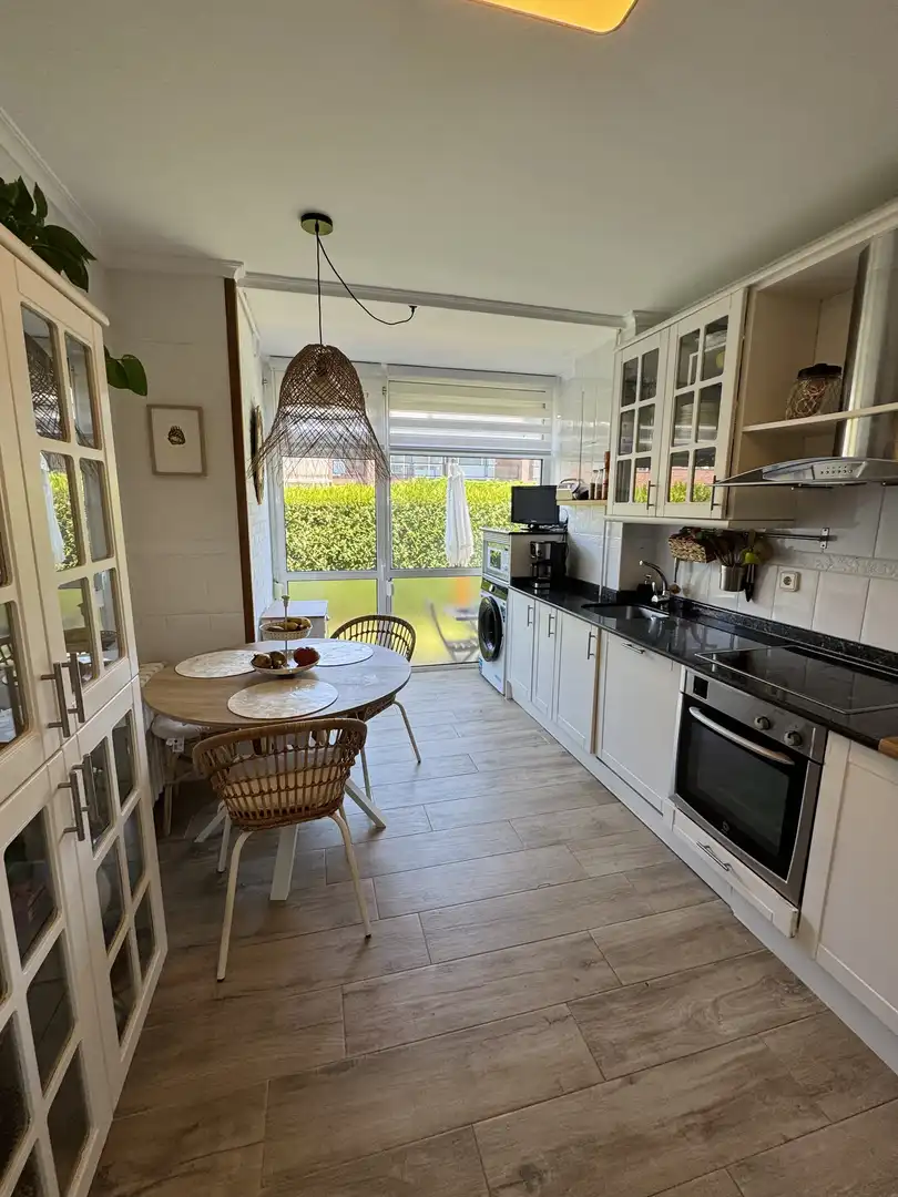 Cocina de Planta baja en venta en Torrelavega  con Calefacción, Jardín privado y Terraza