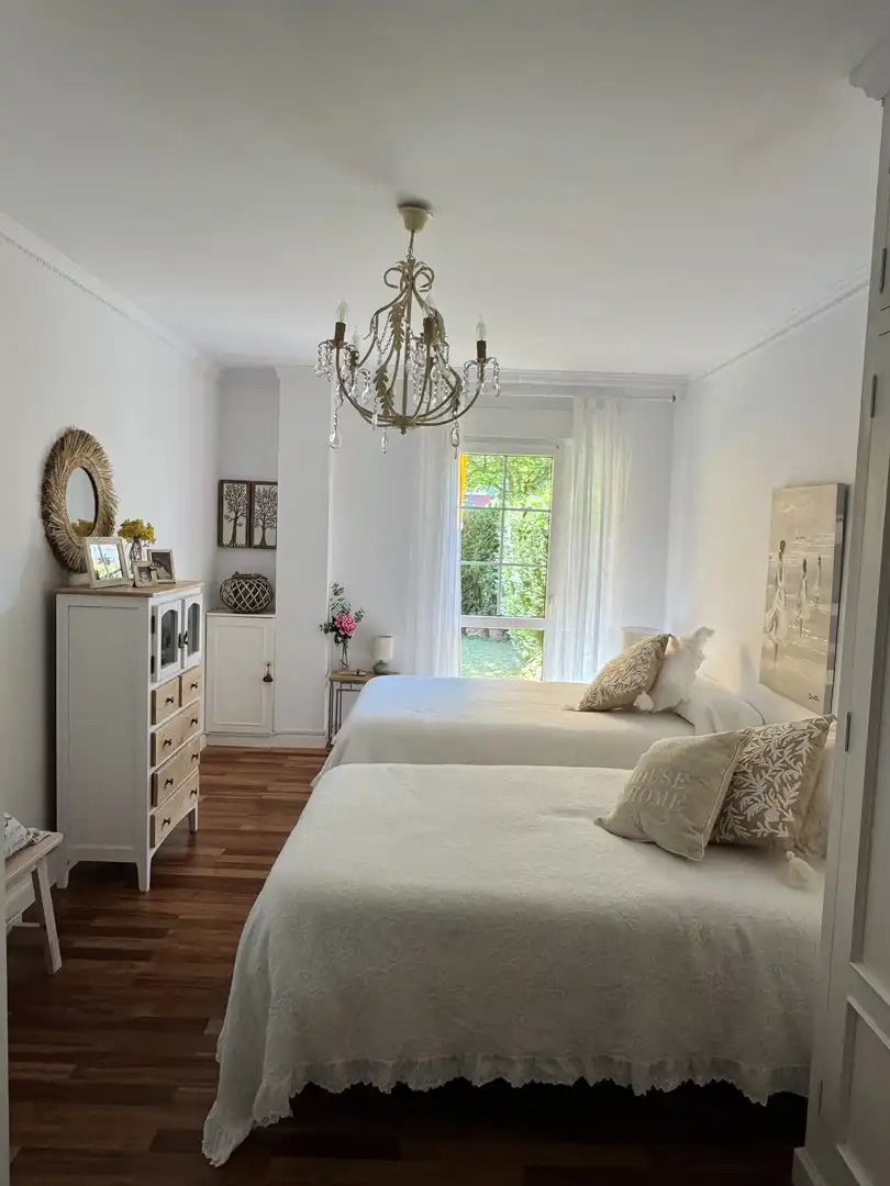Habitación de Planta baja en venta en Torrelavega  con Calefacción, Jardín privado y Terraza