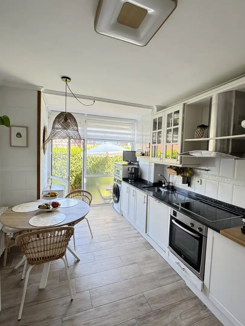 Cocina de Planta baja en venta en Torrelavega  con Calefacción, Jardín privado y Terraza
