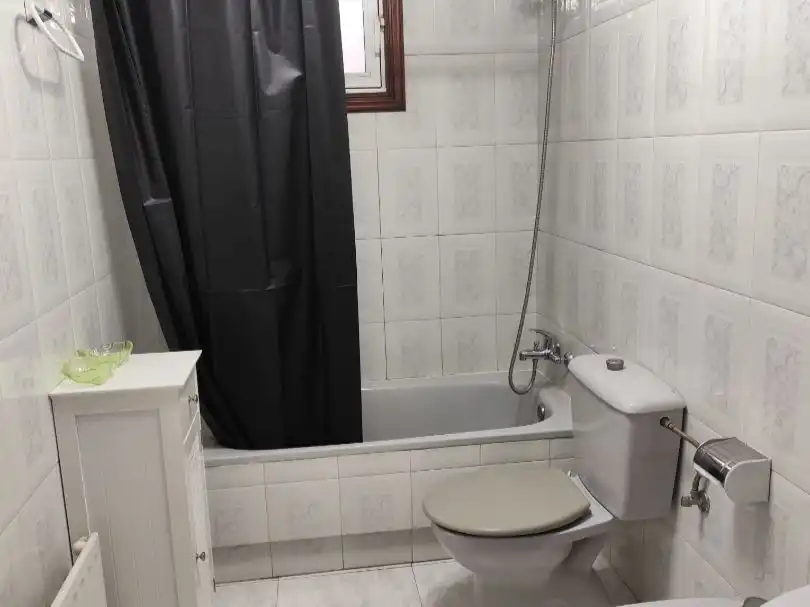 Apartamento de alquiler en Rúa de Extremadura, Casablanca - Calvario Baño de Apartamento de alquiler en Vigo con Calefacción, Parquet y Amueblado
