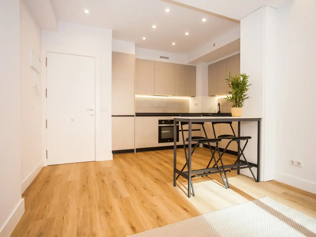 Flat for rent in Calle de Santo Domingo de Silos, 5, El Viso Kitchen of Flat for rent in Madrid with Air Conditioner, Heating and Parquet flooring