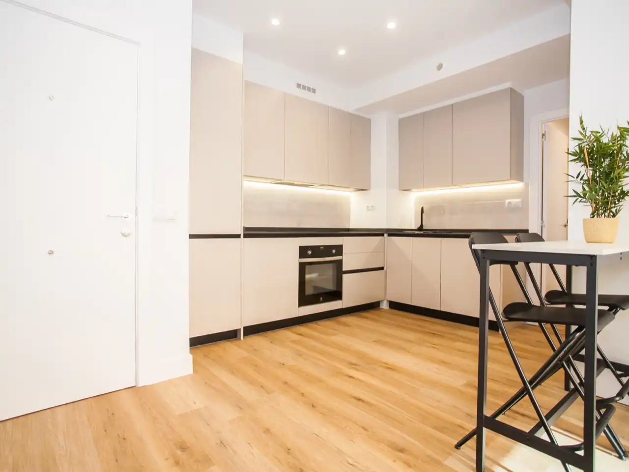 Kitchen of Flat for rent in Madrid  with Air Conditioner, Heating and Parquet flooring