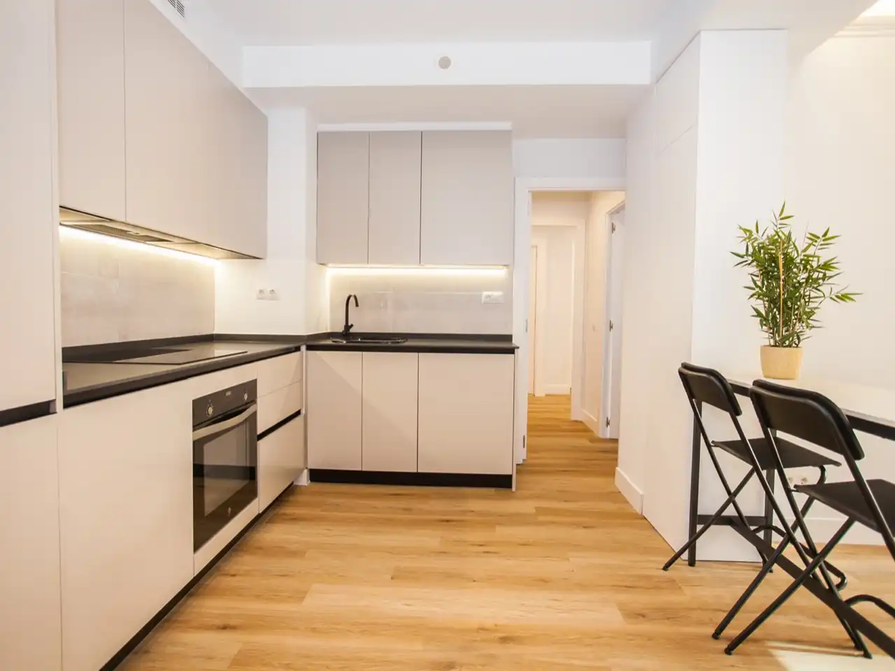 Flat for rent in Calle de Santo Domingo de Silos, 5, El Viso Kitchen of Flat for rent in Madrid with Air Conditioner, Heating and Parquet flooring