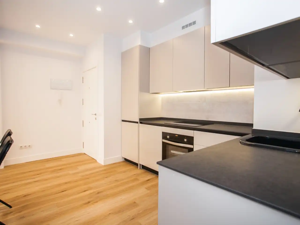 Flat for rent in Calle de Santo Domingo de Silos, 5, El Viso Kitchen of Flat for rent in Madrid with Air Conditioner, Heating and Parquet flooring