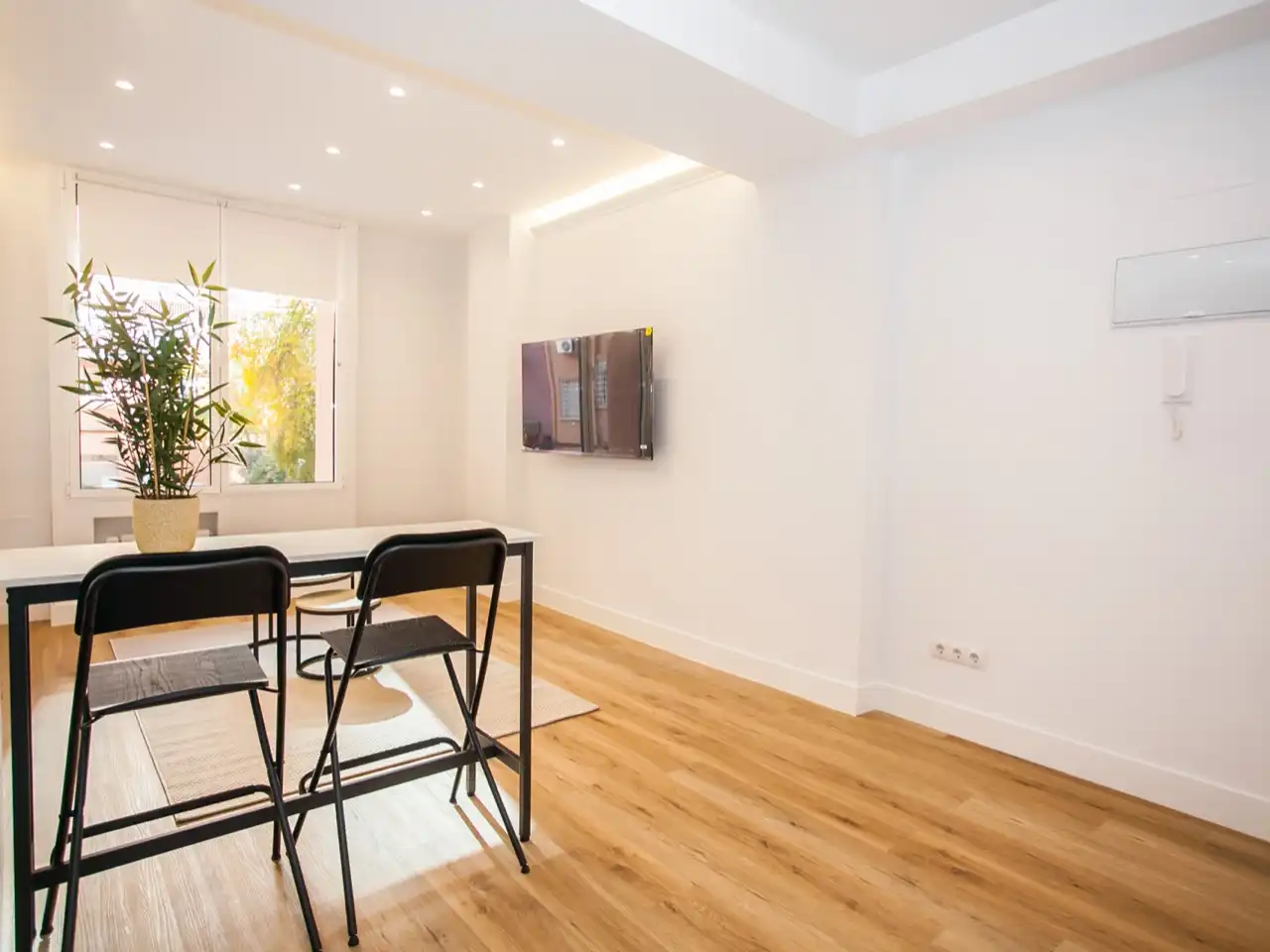 Flat for rent in Calle de Santo Domingo de Silos, 5, El Viso Dining room of Flat for rent in Madrid with Air Conditioner, Heating and Parquet flooring