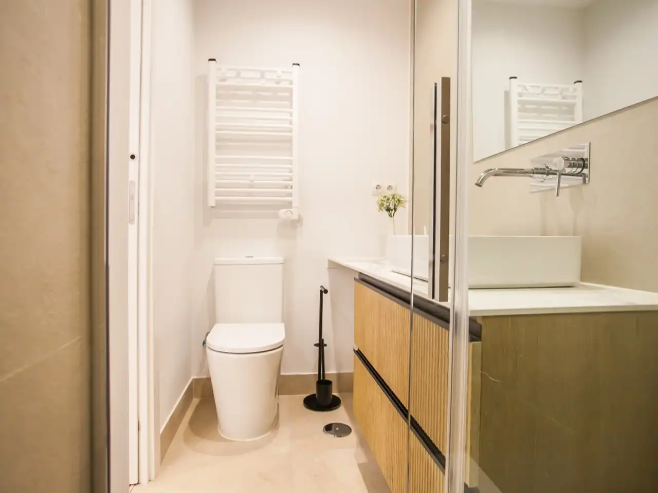 Flat for rent in Calle de Santo Domingo de Silos, 5, El Viso Bathroom of Flat for rent in Madrid with Air Conditioner, Heating and Parquet flooring