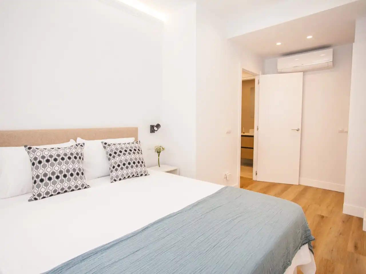 Flat for rent in Calle de Santo Domingo de Silos, 5, El Viso Bedroom of Flat for rent in Madrid with Air Conditioner, Heating and Parquet flooring