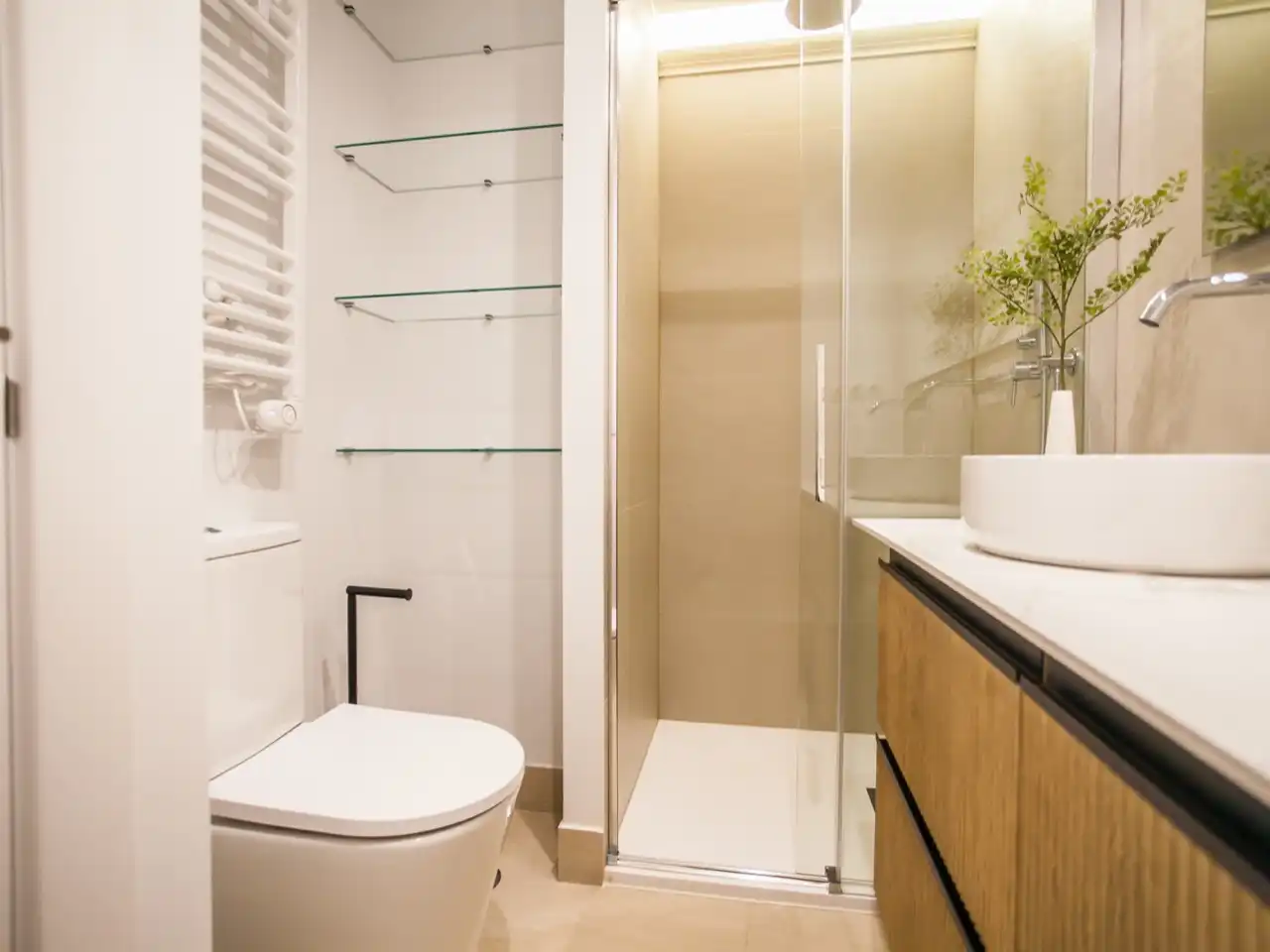 Bathroom of Flat for rent in Madrid  with Air Conditioner, Heating and Parquet flooring