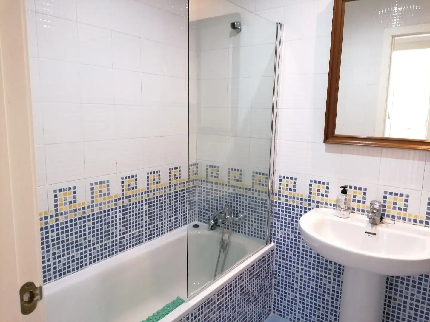 Flat for rent in Avenida Reino de España, 31, Las Salinas Bathroom of Flat for rent in Roquetas de Mar with Air Conditioner, Heating and Parquet flooring