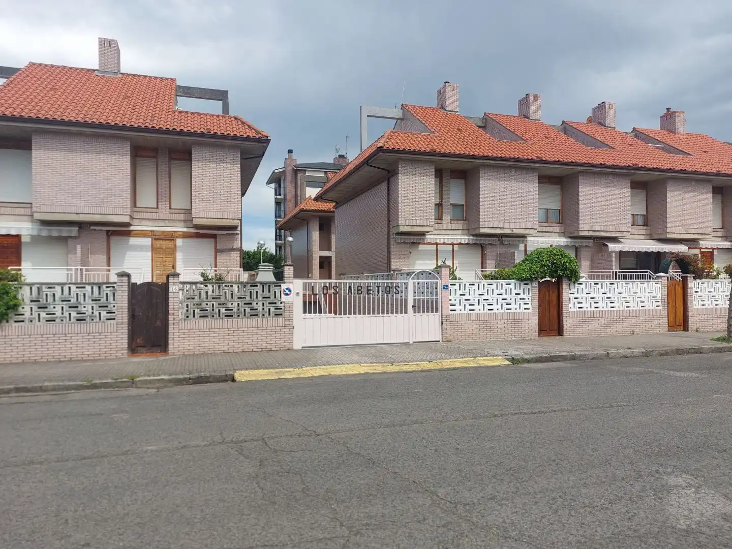 Vista exterior de Apartamento en venta en Laredo con Terraza, Trastero y Piscina