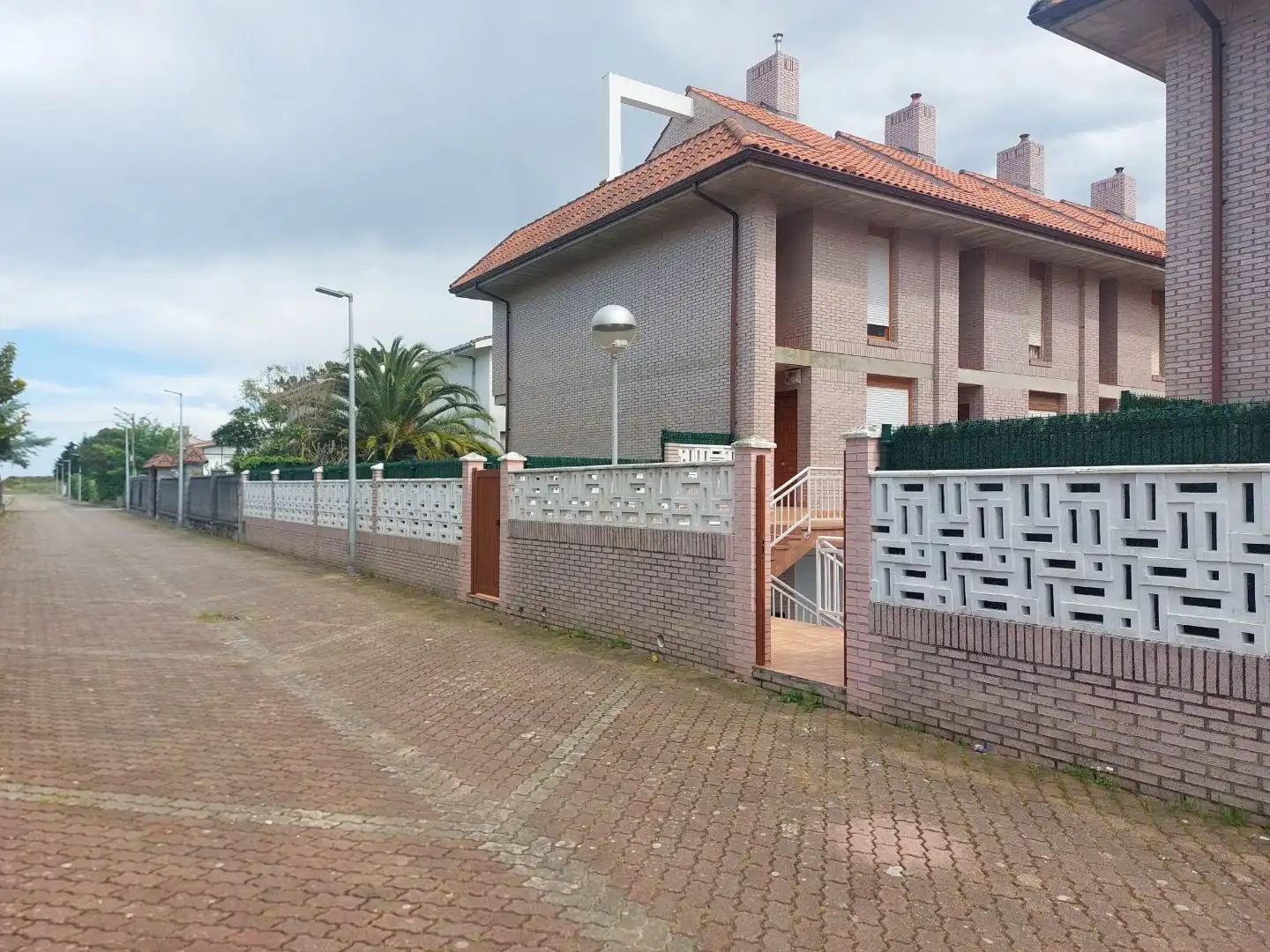 Vista exterior de Apartamento en venta en Laredo con Terraza, Trastero y Piscina