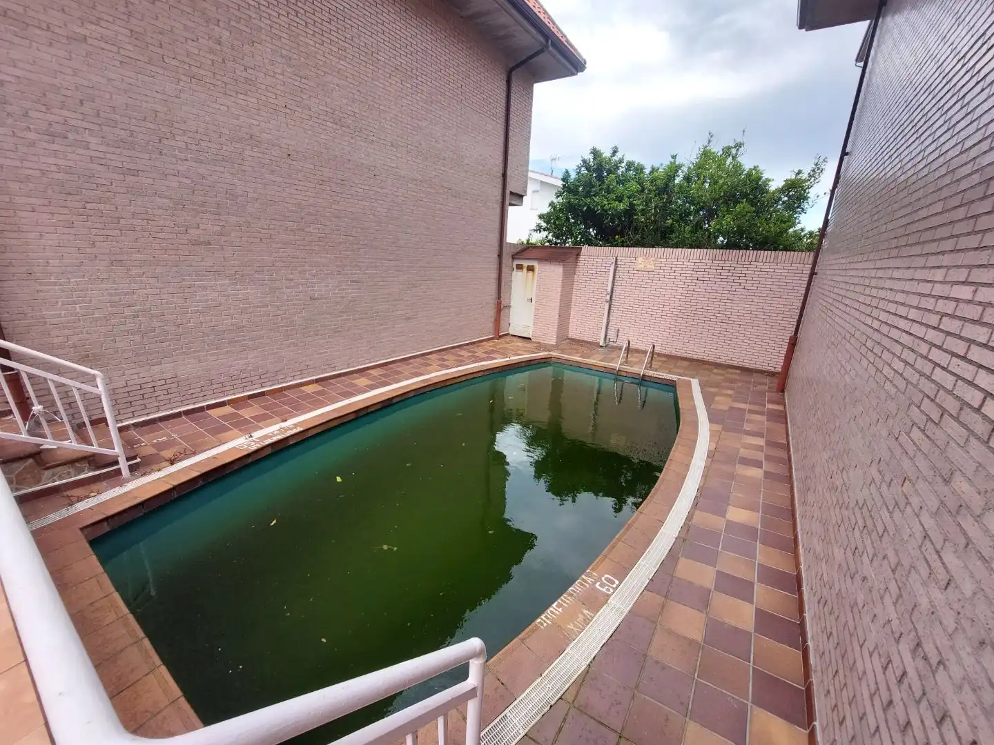 Piscina de Apartamento en venta en Laredo con Terraza, Trastero y Piscina