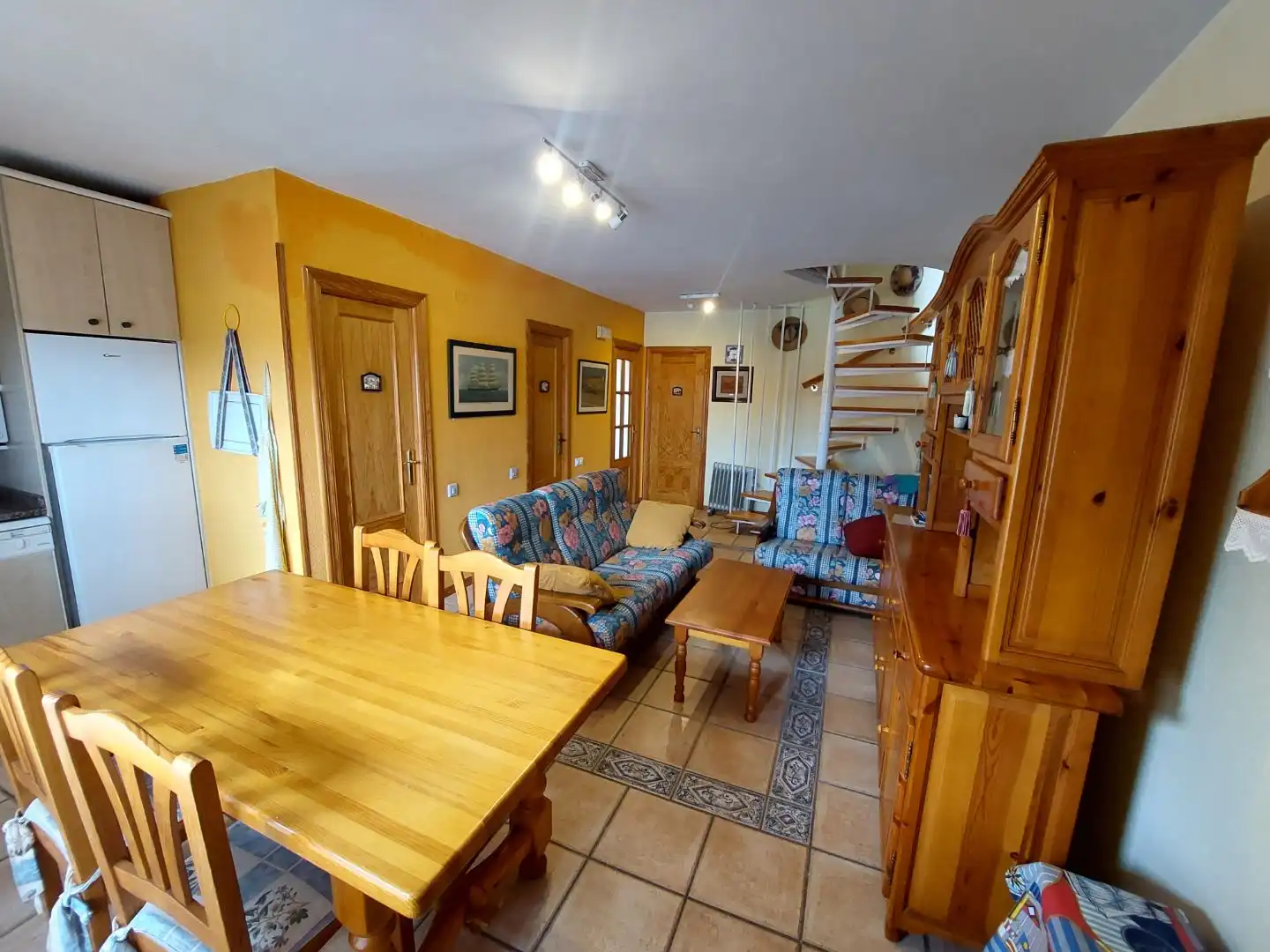 Sala de estar de Apartamento en venta en Laredo con Terraza, Trastero y Piscina