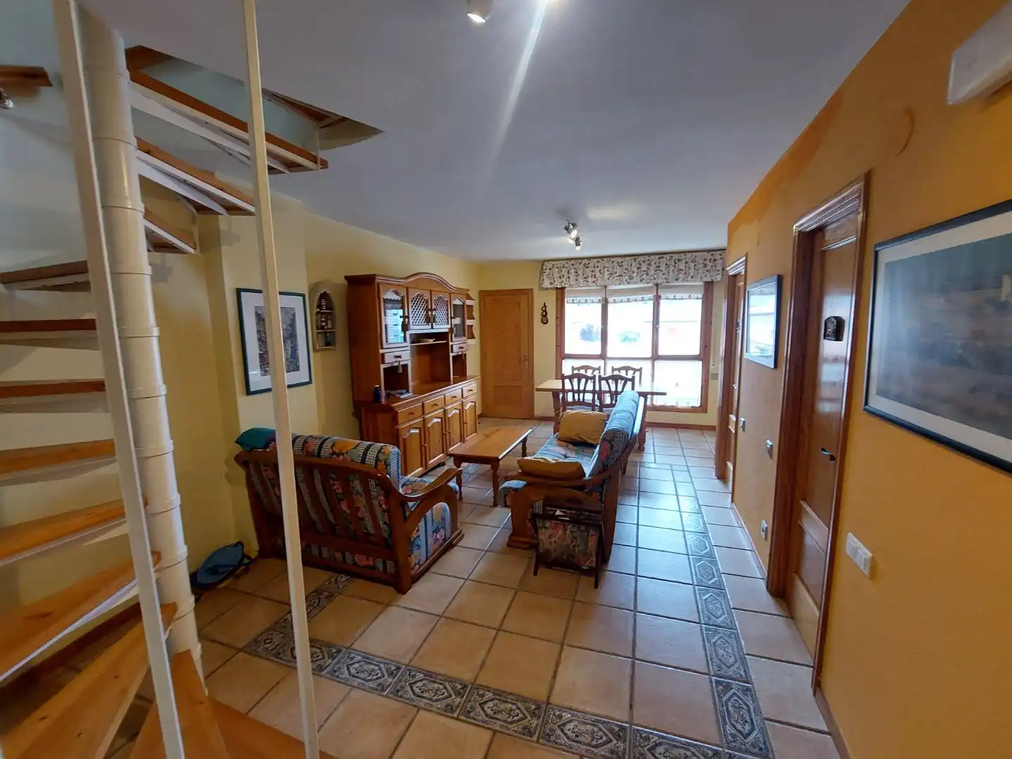 Sala de estar de Apartamento en venta en Laredo con Terraza, Trastero y Piscina