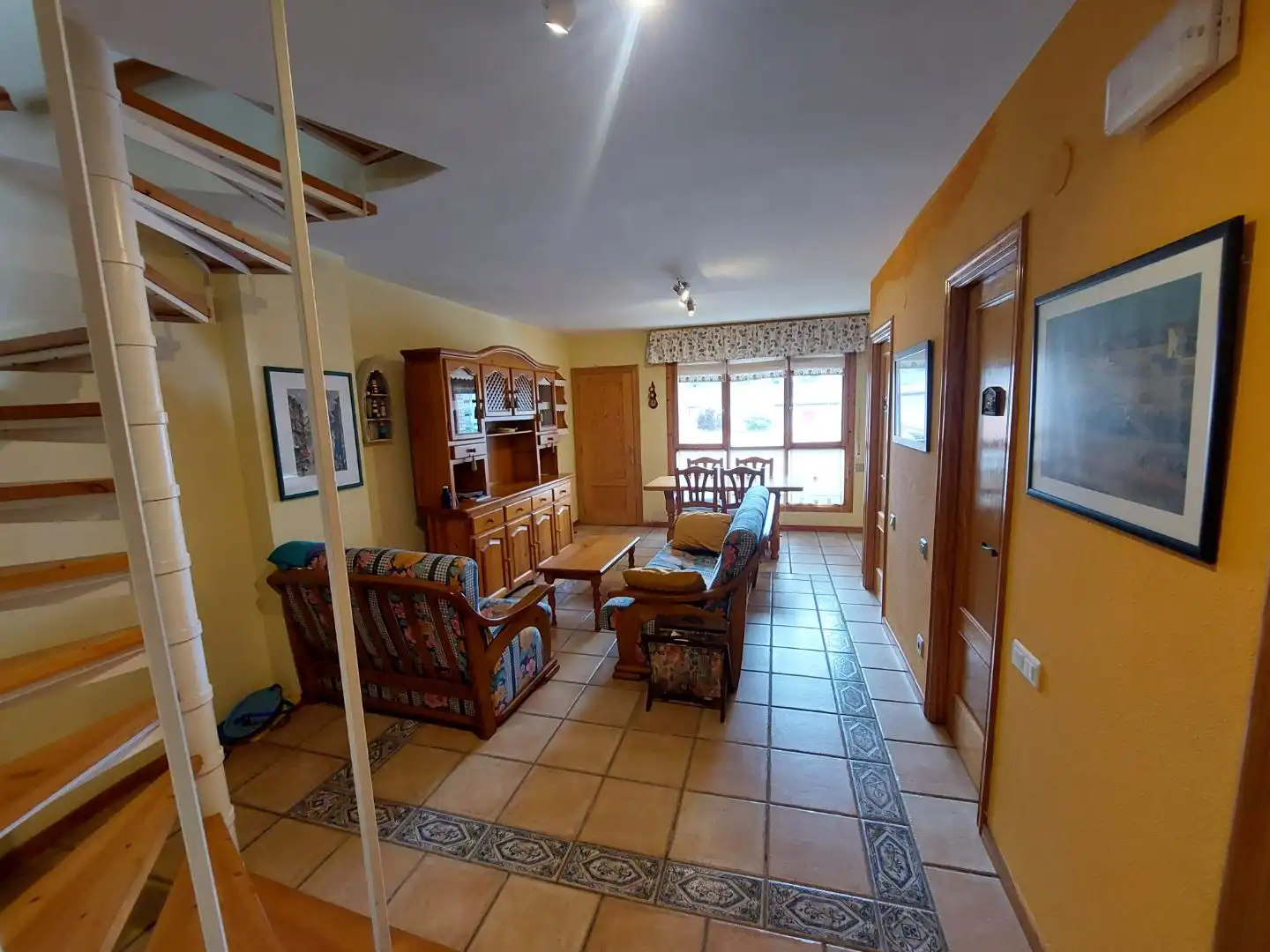 Sala de estar de Apartamento en venta en Laredo con Terraza, Trastero y Piscina