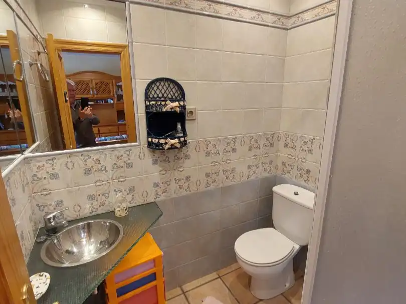 Baño de Apartamento en venta en Laredo con Terraza, Trastero y Piscina