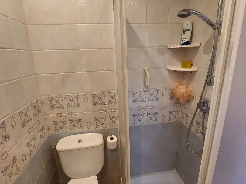 Baño de Apartamento en venta en Laredo con Terraza, Trastero y Piscina