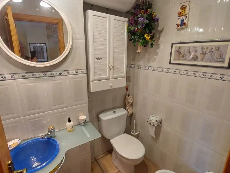 Baño de Apartamento en venta en Laredo con Terraza, Trastero y Piscina