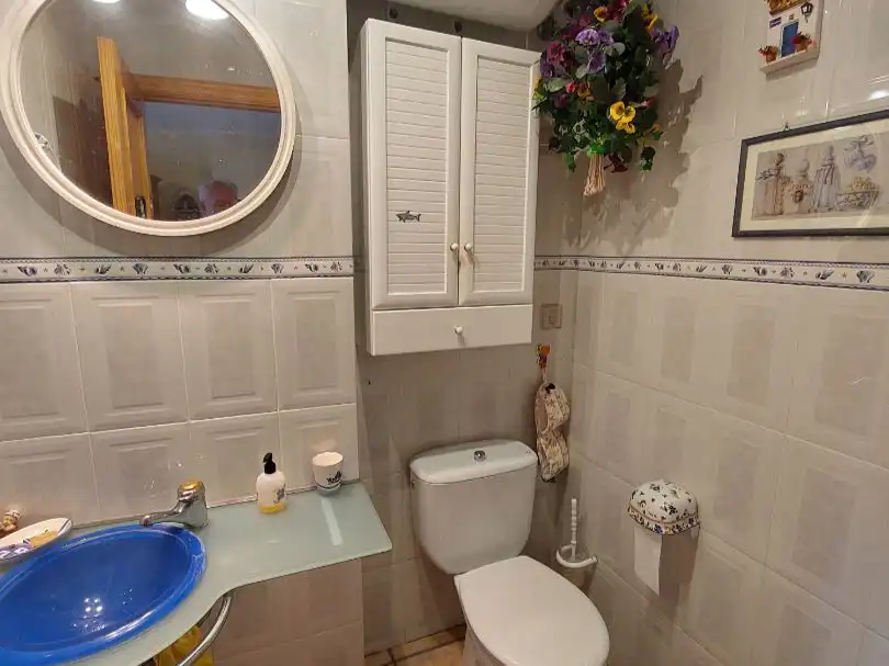 Baño de Apartamento en venta en Laredo con Terraza, Trastero y Piscina