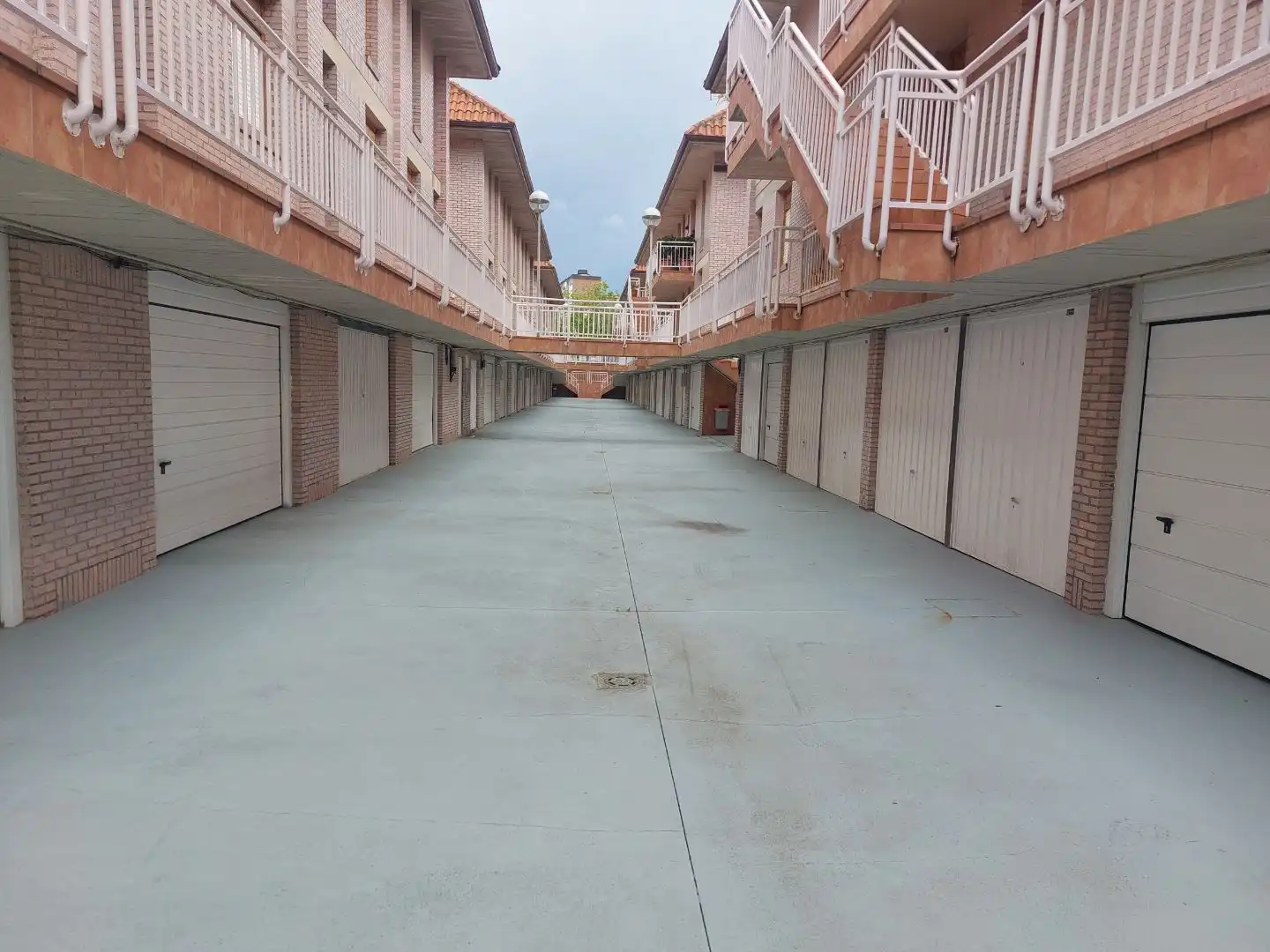 Parking de Apartamento en venta en Laredo con Terraza, Trastero y Piscina