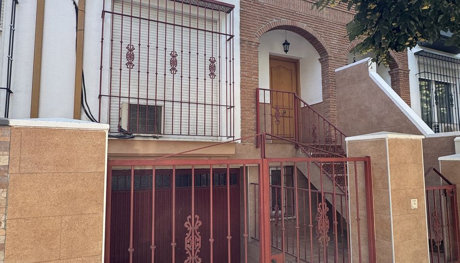 Casa adosada en venda a Avenida Diputación, 97, Atarfe, Granada - imatge 1 Foto 1 de Casa adosada en venda a Avenida Diputación, 97, Atarfe, Granada