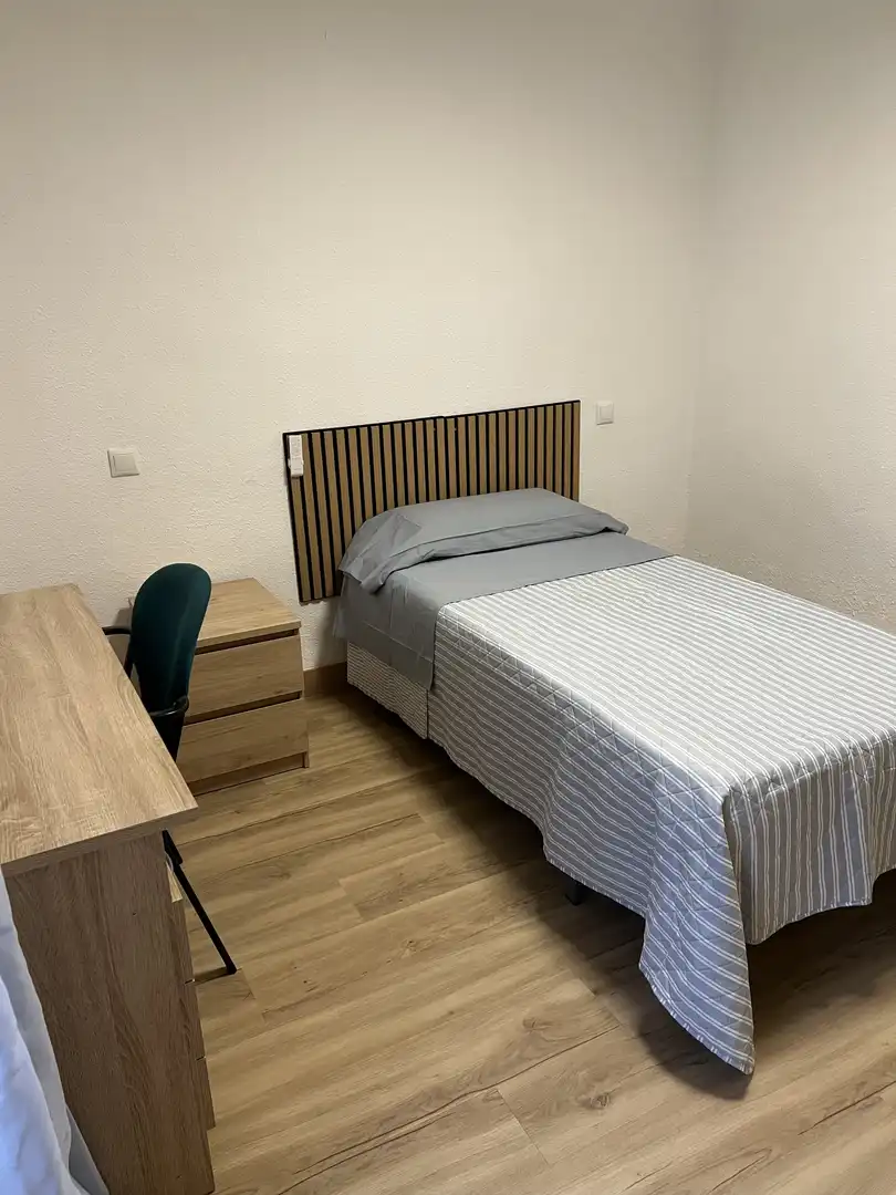 Room in Paseo Virgen del Rocío, El Valle - Universidad Bedroom of Flat for share in Jaén with Air Conditioner, Parquet flooring and Furnished