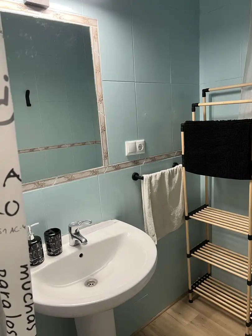 Room in Paseo Virgen del Rocío, El Valle - Universidad Bathroom of Flat for share in Jaén with Air Conditioner, Parquet flooring and Furnished