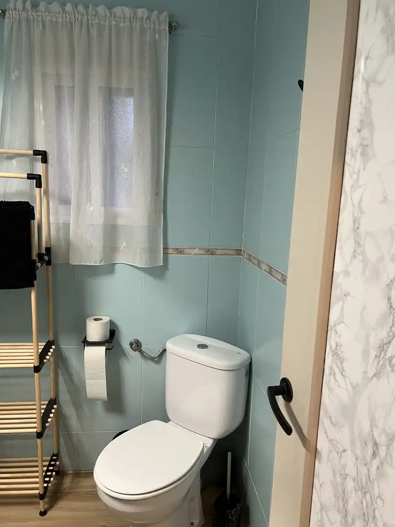 Room in Paseo Virgen del Rocío, El Valle - Universidad Bathroom of Flat for share in Jaén with Air Conditioner, Parquet flooring and Furnished