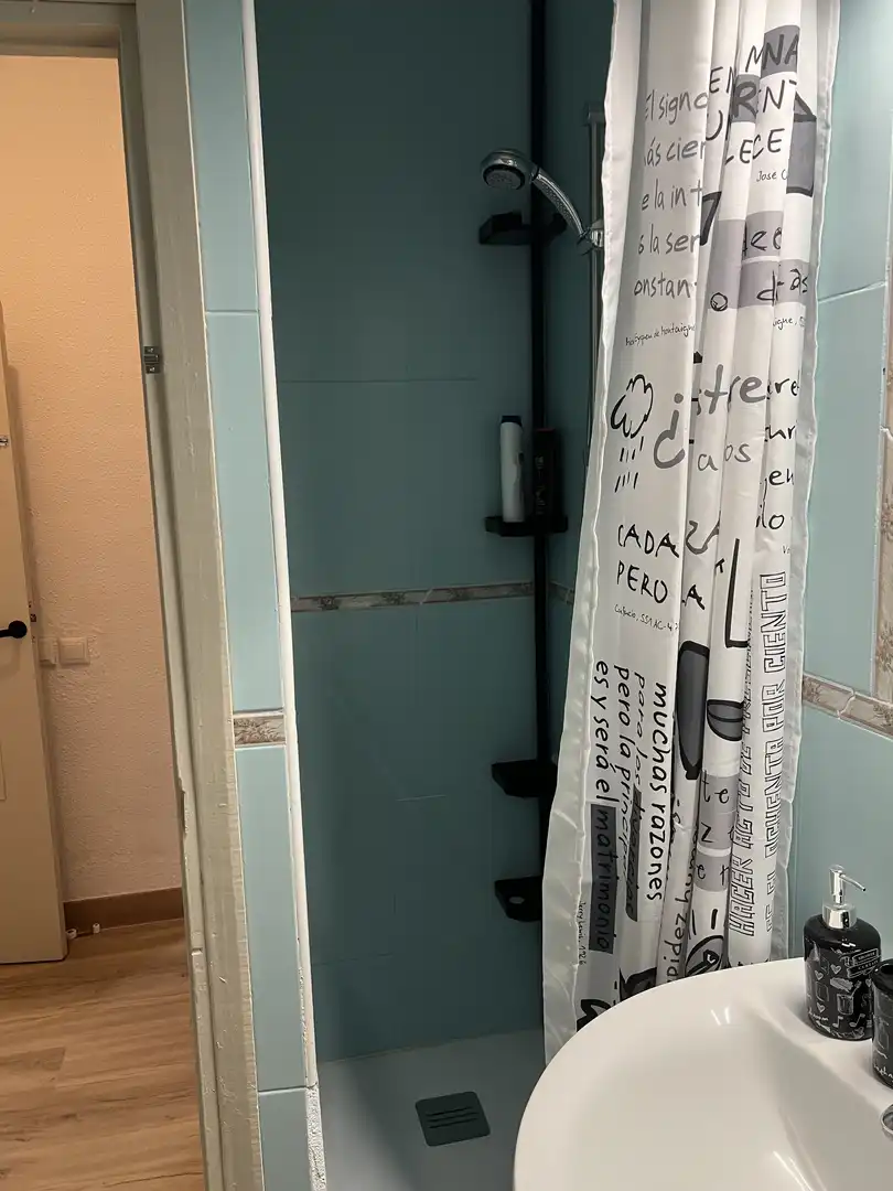 Room in Paseo Virgen del Rocío, El Valle - Universidad Bathroom of Flat for share in Jaén with Air Conditioner, Parquet flooring and Furnished