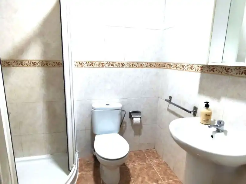Bany de Pis de lloguer en Madrid amb Calefacció, Terrassa i Balcó
