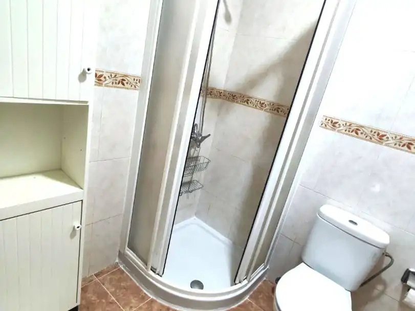 Bany de Pis de lloguer en Madrid amb Calefacció, Terrassa i Balcó