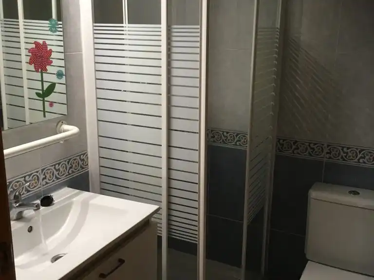 Flat for sale in Avinguda Adelaida, 4, Casc Antic - Nou Cambrils Bathroom of Flat for sale in Cambrils with Air Conditioner, Swimming Pool and Balcony