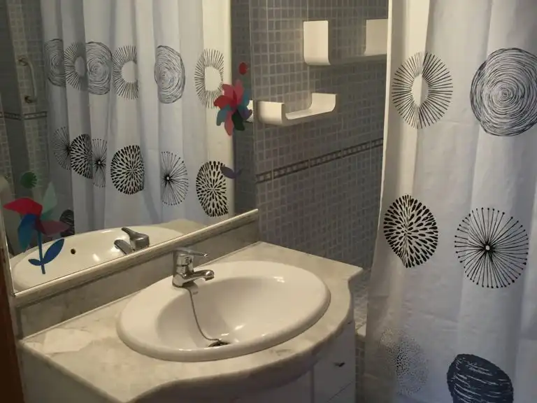 Flat for sale in Avinguda Adelaida, 4, Casc Antic - Nou Cambrils Bathroom of Flat for sale in Cambrils with Air Conditioner, Swimming Pool and Balcony