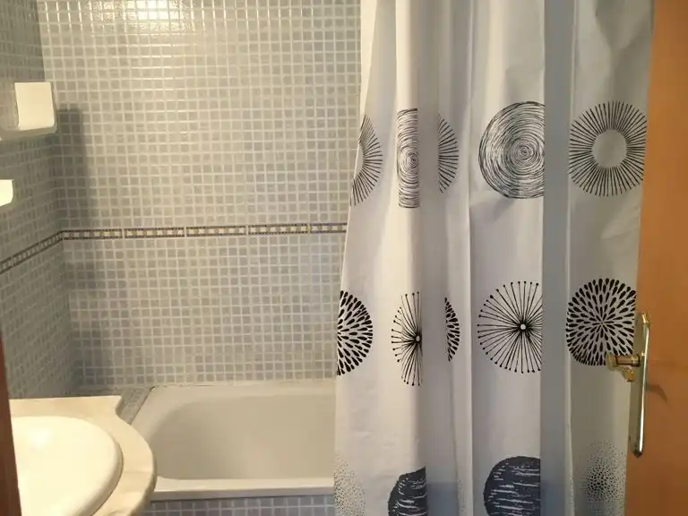 Flat for sale in Avinguda Adelaida, 4, Casc Antic - Nou Cambrils Bathroom of Flat for sale in Cambrils with Air Conditioner, Swimming Pool and Balcony
