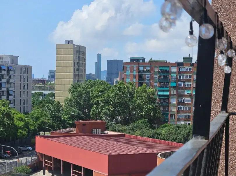 Vista exterior de Piso para compartir en Barcelona con Parquet, Terraza y Amueblado