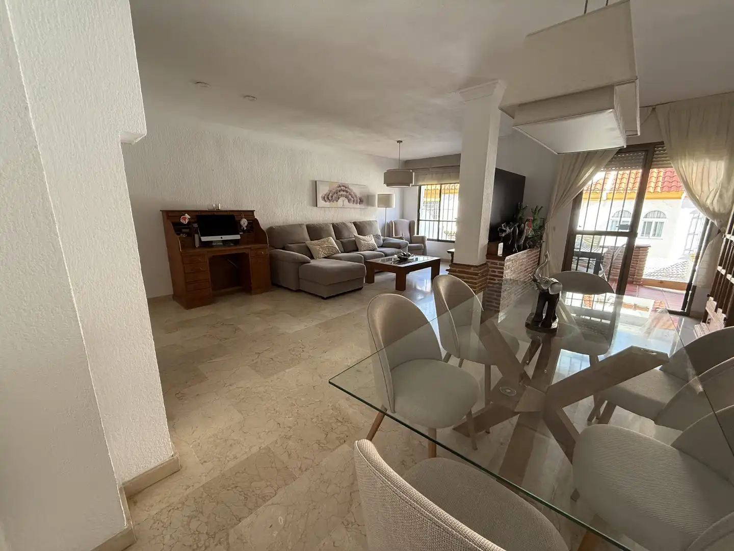 Casa adosada en venda a Calle Infanta Cristina, 7, Puerto de Estepona Sala d'estar de Casa adosada en venda en Estepona amb Terrassa, Piscina i Balcó