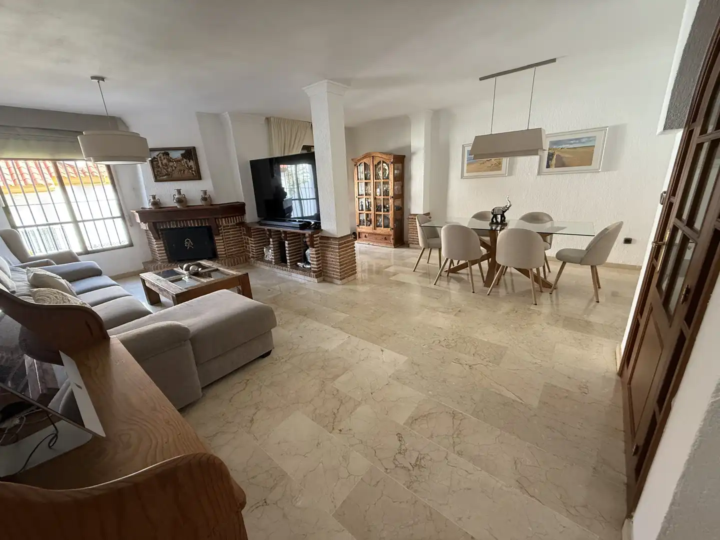 Casa adosada en venda a Calle Infanta Cristina, 7, Puerto de Estepona Sala d'estar de Casa adosada en venda en Estepona amb Terrassa, Piscina i Balcó