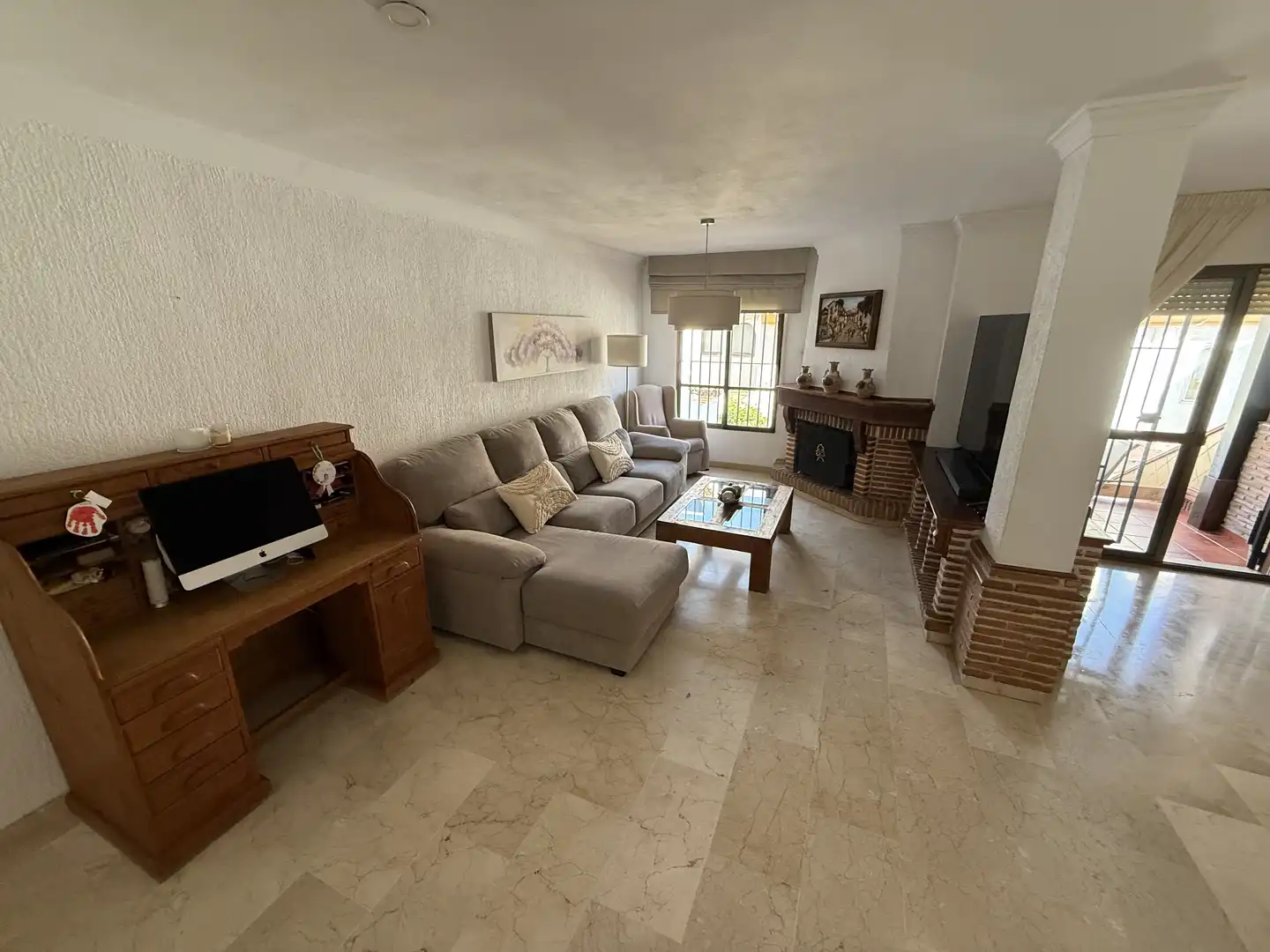 Casa adosada en venda a Calle Infanta Cristina, 7, Puerto de Estepona Sala d'estar de Casa adosada en venda en Estepona amb Terrassa, Piscina i Balcó