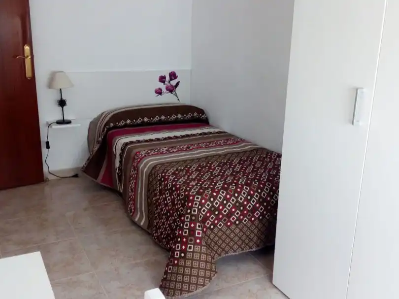 Room in Calle Nicolás López de Velasco, 17, Santa Marina