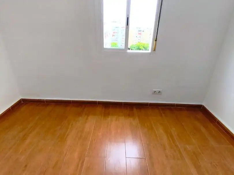 Piso en venta en Sta. Aurelia - Cantábrico - Atlàntico - La Romería Habitación de Piso en venta en Sevilla con Terraza, Horno y Lavadora
